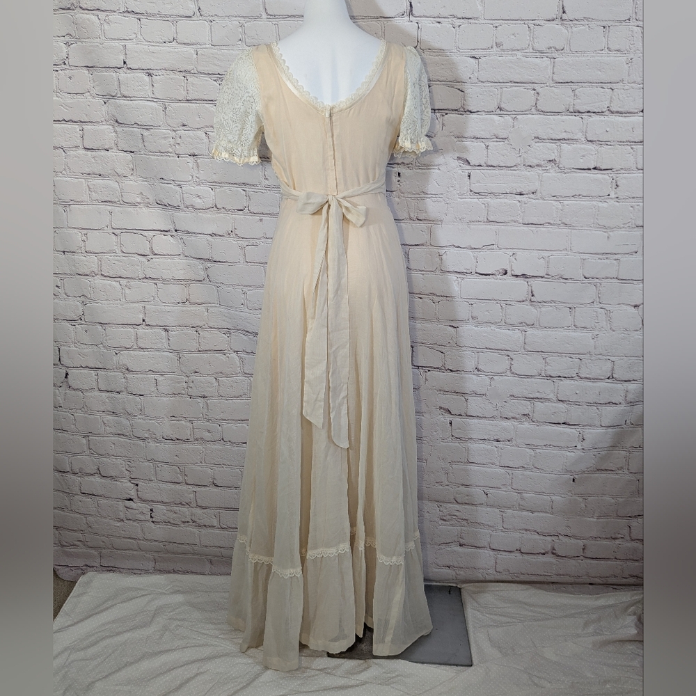 Vintage Cream Maxi Dress - Picture 3 of 8